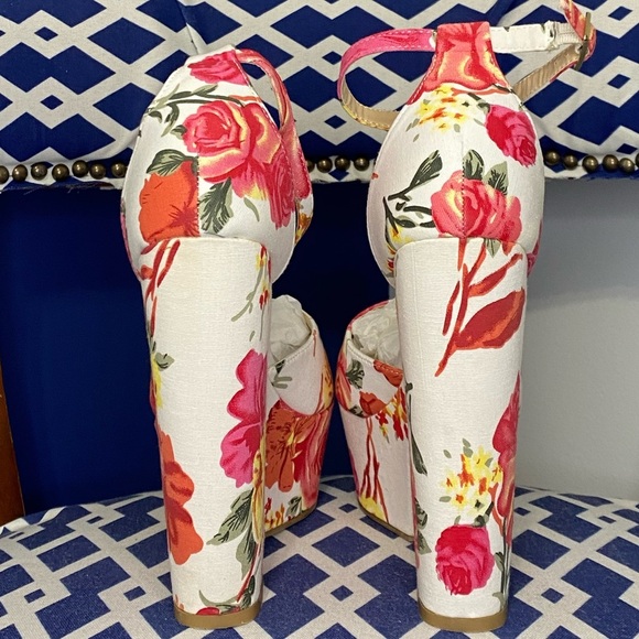 White floral high platform heel ankle strap wedge sandals Sz 10 shoe dazzle - Picture 7 of 9